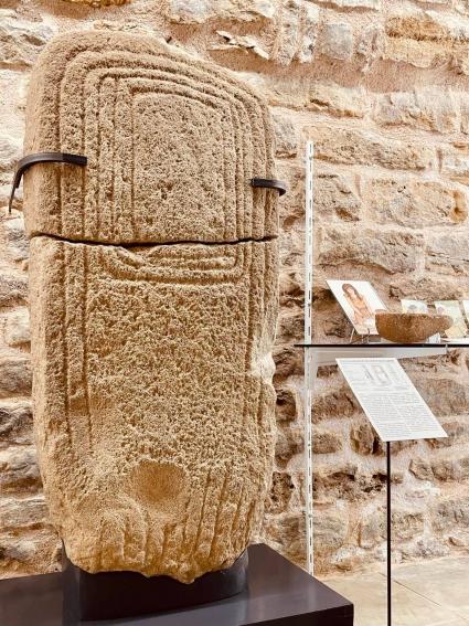 Statue-menhir exposé à l'espace archéologique de Montrozier