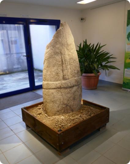 Statue-menhir dans la médiathèque Jean Boudou